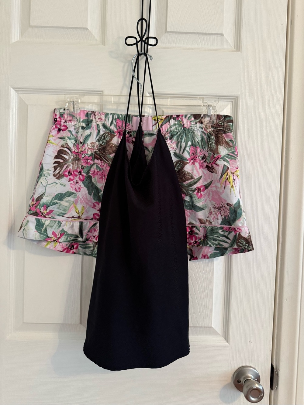Victoria's Secret, floral-patterned two-piece satin pajama set or loungewear. - Picture 2 of 11